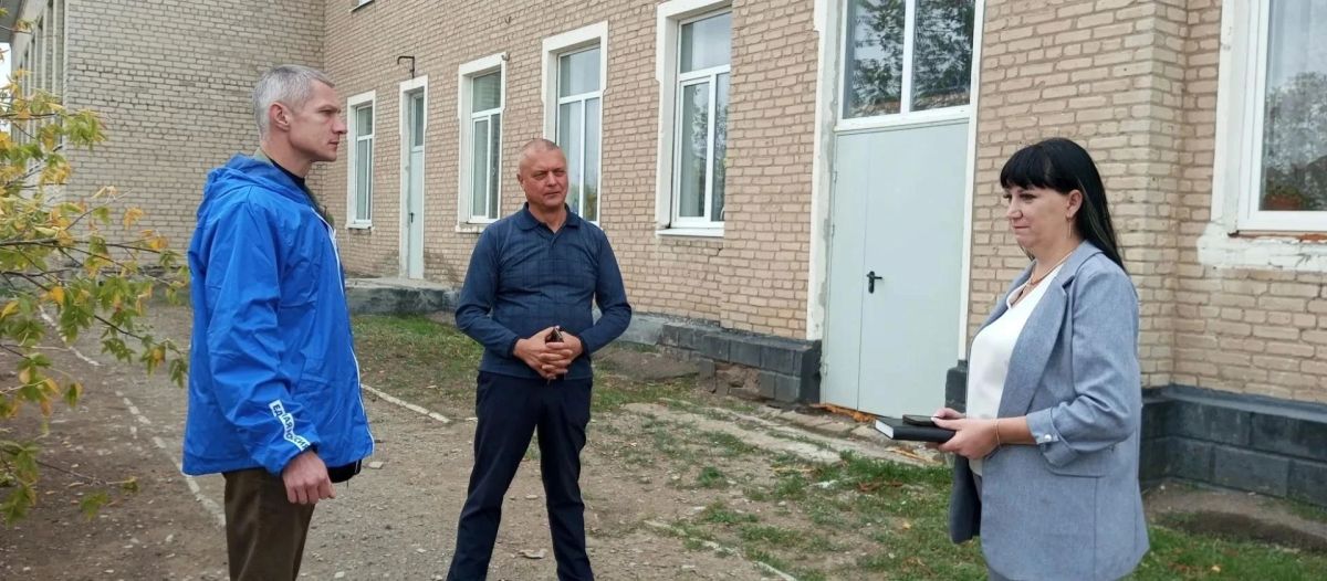 Ровеньковские единороссы провели ход ремонта в Михайловском УВК им. А.А. Малена Ровеньковские единороссы провели ход ремонта в Михайловском УВК им. А.А. Малена
