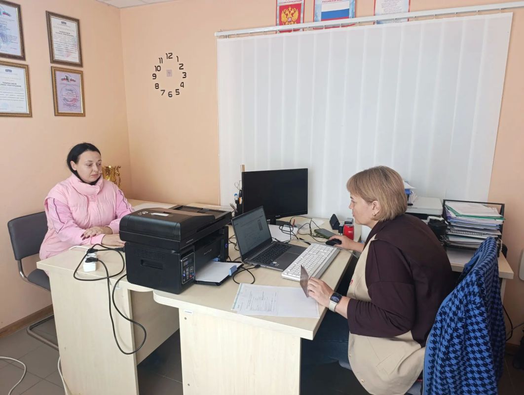 Сегодня, 14 октября, сотрудники ГБУ ЛНР «МФЦ» организовали и провели выездной прием граждан
