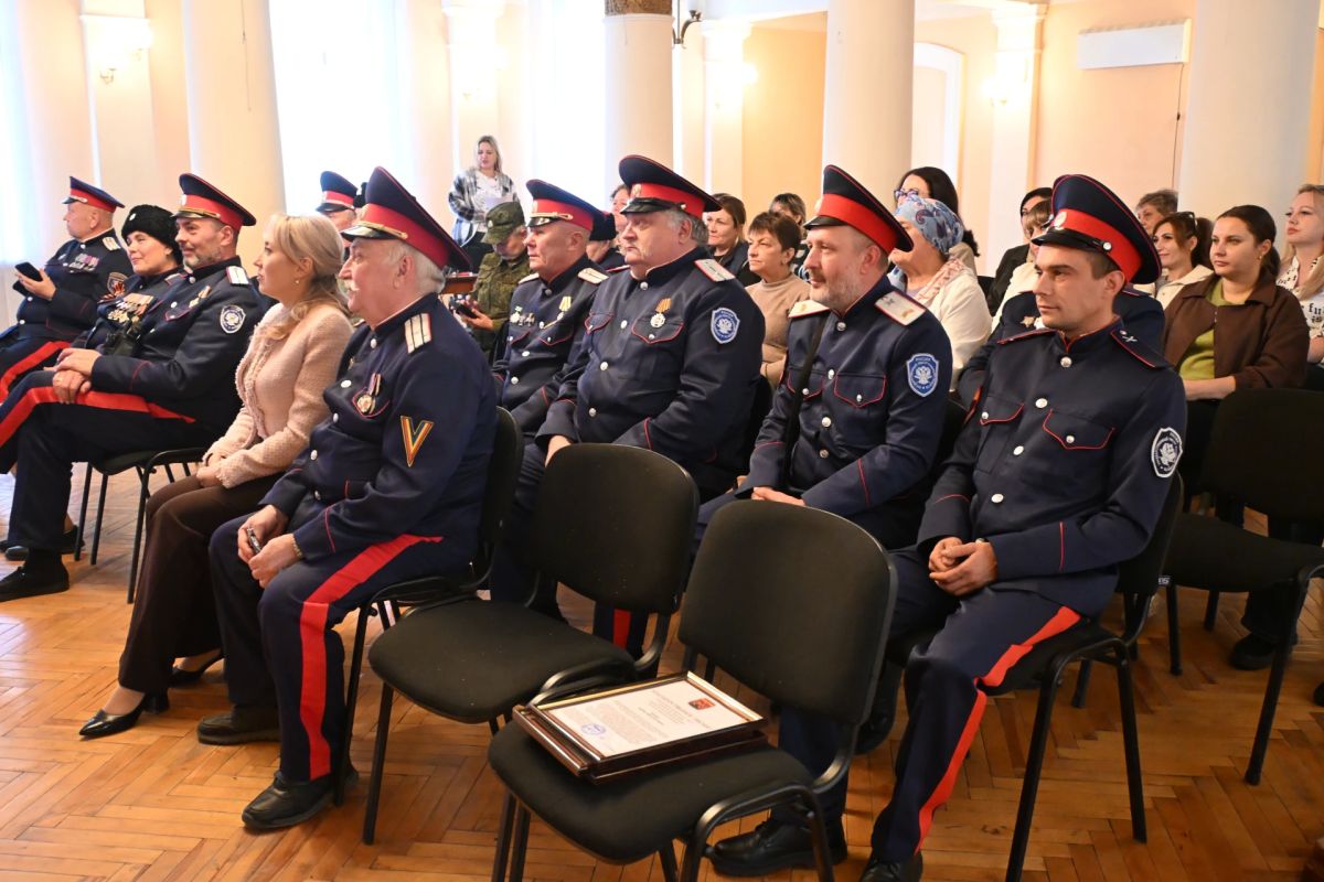 В Краснодонском городском Дворце культуры имени «Молодой гвардии» состоялось тематическое мероприятие, посвящённое Дню казачества Луганской Народной Республики, который отмечается 14 октября В Краснодонском городском Дворце культуры имени «Молодой гвардии» состоялось тематическое мероприятие, посвящённое Дню казачества Луганской Народной Республики, который отмечается 14 октября