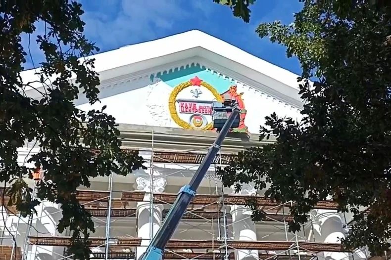 Строители из Красноярского края продолжают придавать Комсомольскому поселковому клубу новые краски