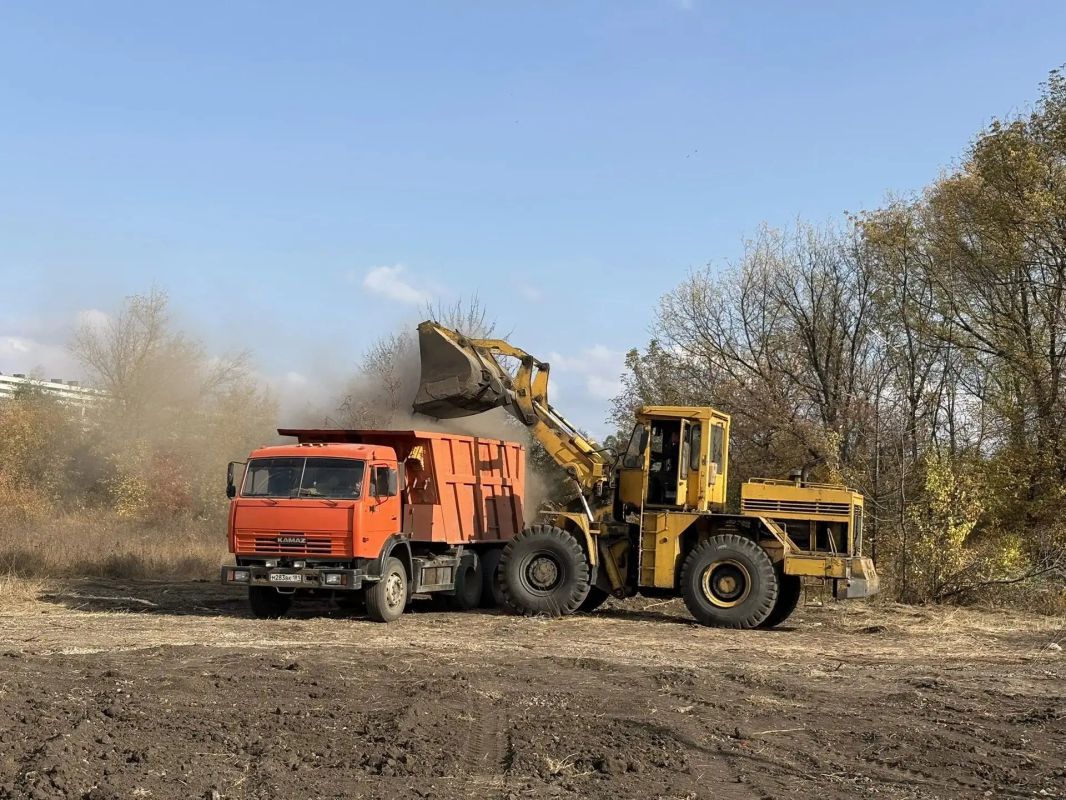 Продолжаем благоустройство парковой зоны между 2-м и 3-м микрорайонами (территория вокруг ФОКОТа) Продолжаем благоустройство парковой зоны между 2-м и 3-м микрорайонами (территория вокруг ФОКОТа)