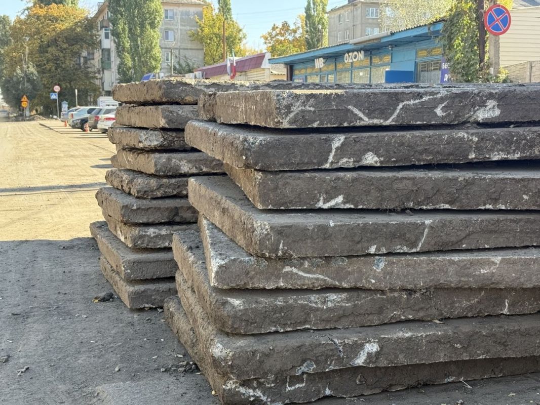 В Молодогвардейске дорожники ликвидируют аварийный участок на улице Литвинова В Молодогвардейске дорожники ликвидируют аварийный участок на улице Литвинова