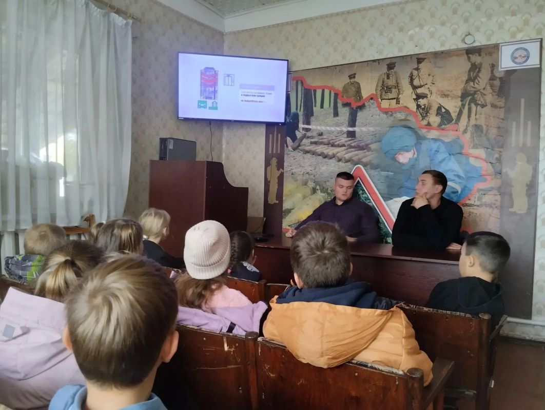 Обучающиеся ГБОУ ЛНР "Беловодский лицей "Лидер" посетили 54-ю самостоятельную государственную спасательную часть Беловодского муниципального округа Обучающиеся ГБОУ ЛНР "Беловодский лицей "Лидер" посетили 54-ю самостоятельную государственную спасательную часть Беловодского муниципального округа