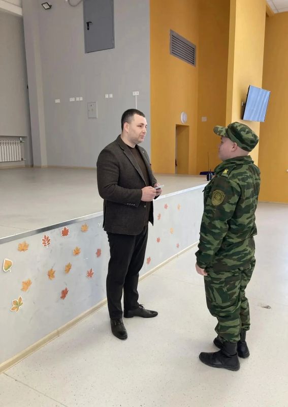 Владимир Чернев: Сегодня, 14 октября, заместитель главы Старобельского муниципального округа Максим Борисович Арабаджи посетил Старобельский кадетский корпус имени В.Ф. Маргелова и поздравил воспитанников с праздником