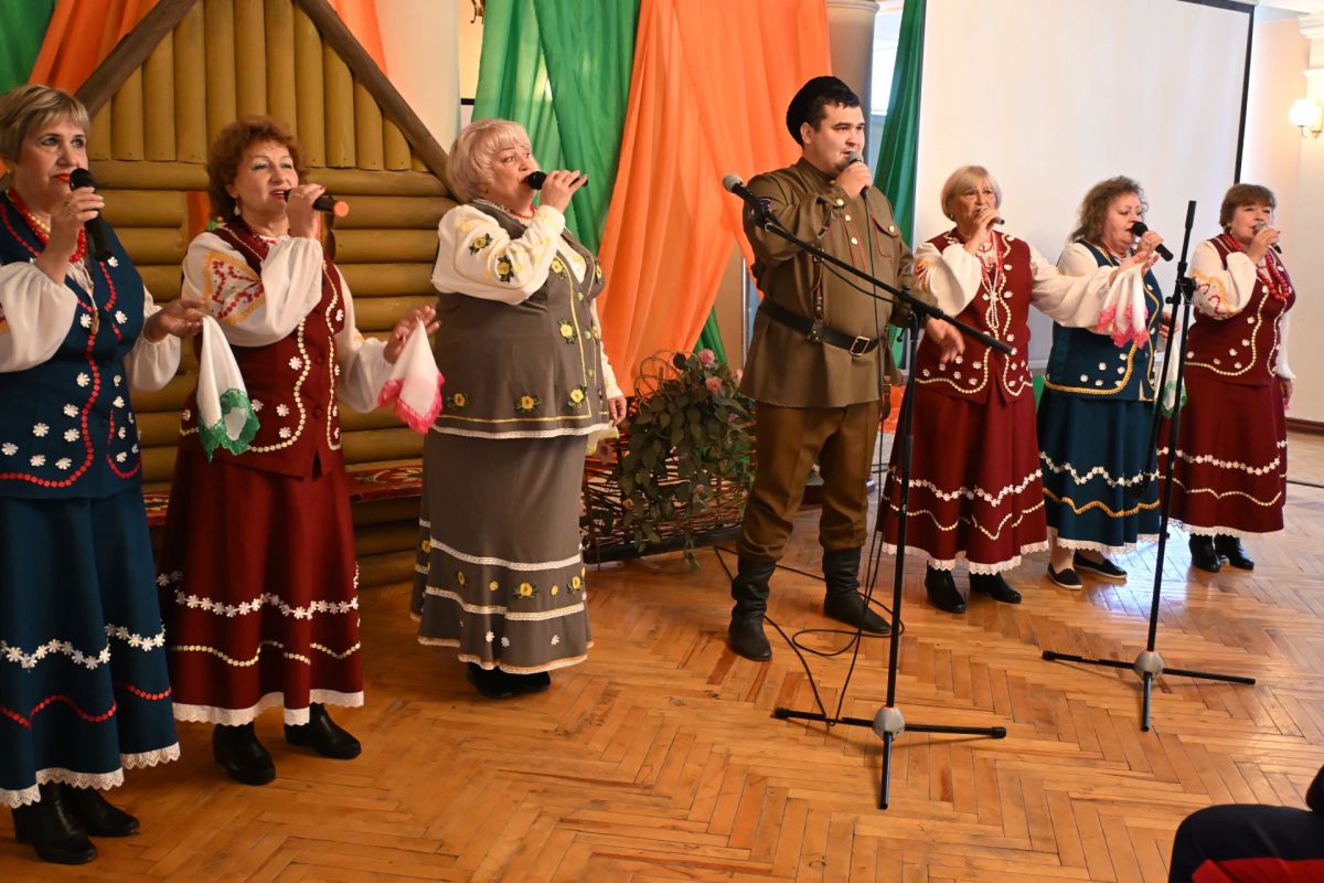 В Краснодонском городском Дворце культуры имени «Молодой гвардии» состоялось тематическое мероприятие, посвящённое Дню казачества Луганской Народной Республики, который отмечается 14 октября В Краснодонском городском Дворце культуры имени «Молодой гвардии» состоялось тематическое мероприятие, посвящённое Дню казачества Луганской Народной Республики, который отмечается 14 октября