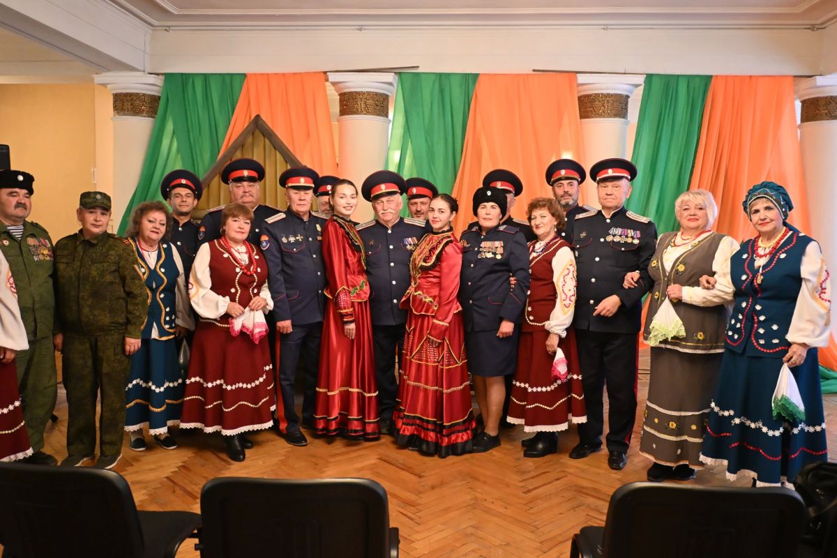 В Краснодонском городском Дворце культуры имени «Молодой гвардии» состоялось тематическое мероприятие, посвящённое Дню казачества Луганской Народной Республики, который отмечается 14 октября В Краснодонском городском Дворце культуры имени «Молодой гвардии» состоялось тематическое мероприятие, посвящённое Дню казачества Луганской Народной Республики, который отмечается 14 октября