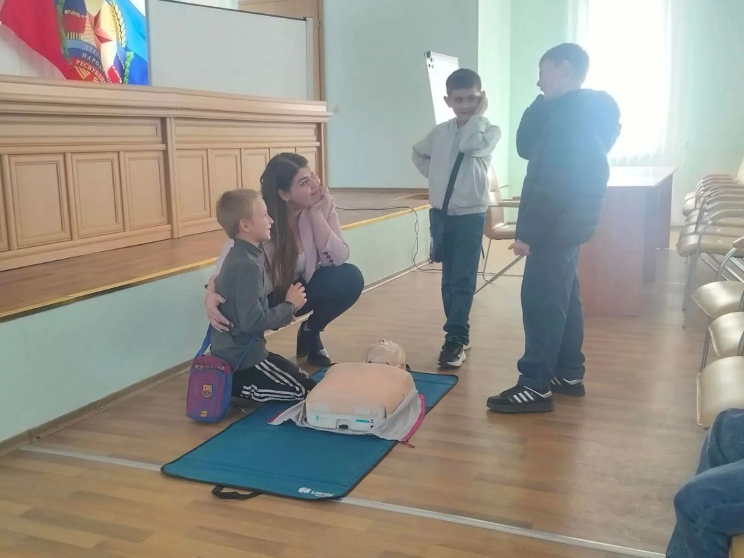 Учащиеся Луганской школы заглянули в гости на скорую помощь Учащиеся Луганской школы заглянули в гости на скорую помощь