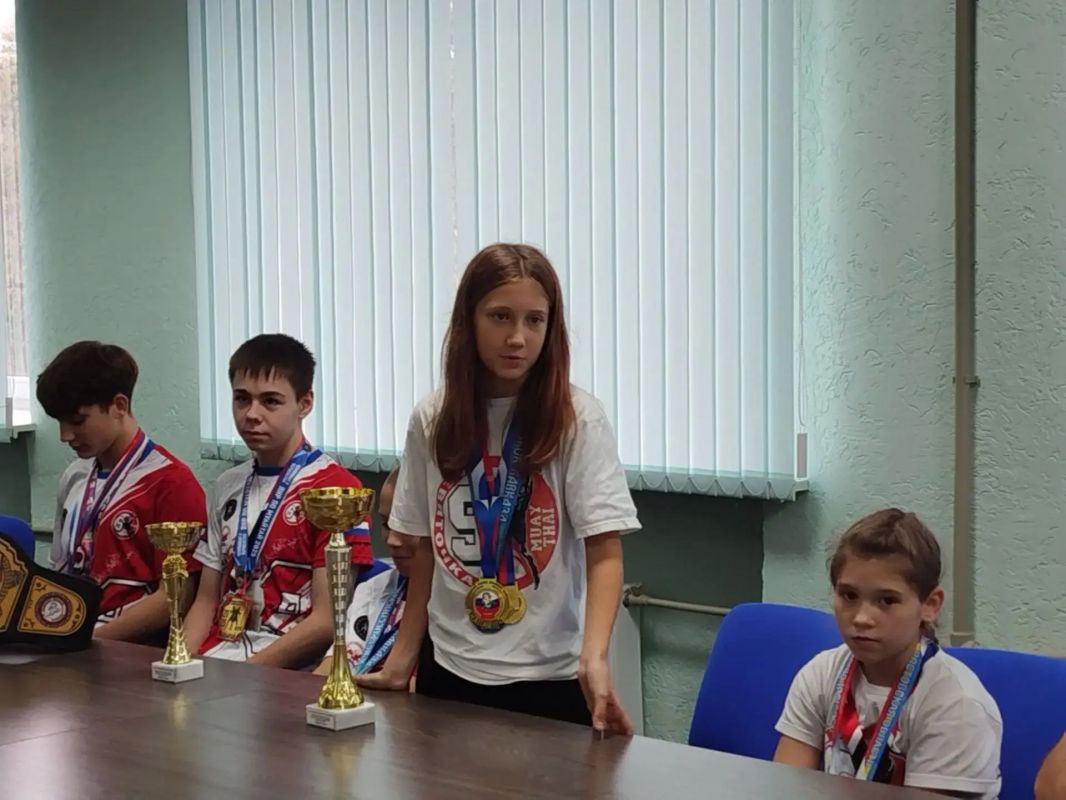 Встретился с тренерами и воспитанниками спортивных секций Брянки — по грекоримской борьбе, муайтай, гандболу и футболу Встретился с тренерами и воспитанниками спортивных секций Брянки — по грекоримской борьбе, муайтай, гандболу и футболу
