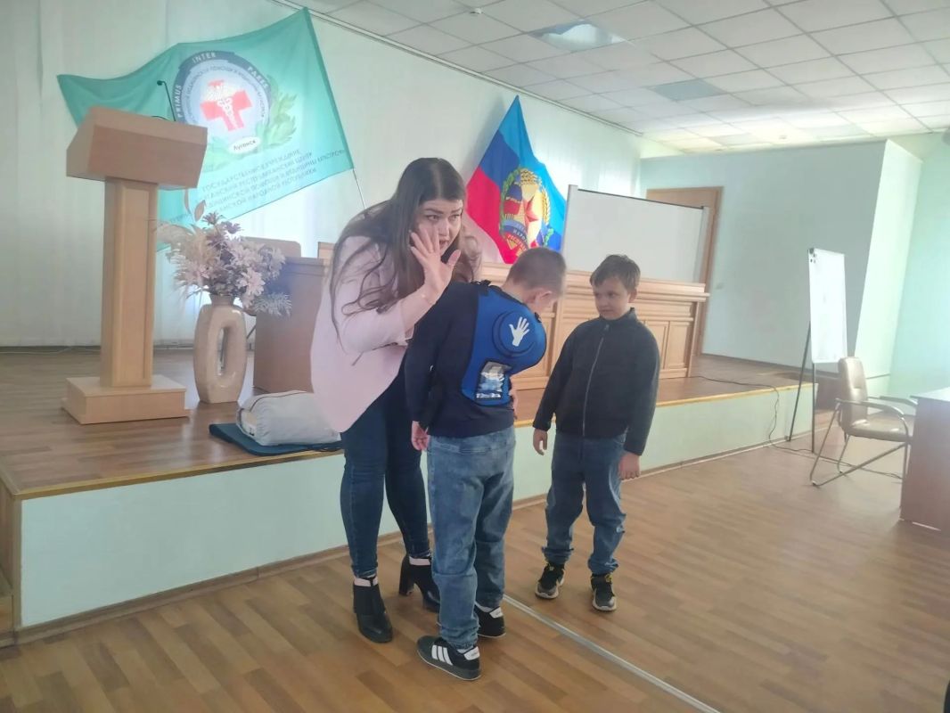 Учащиеся Луганской школы заглянули в гости на скорую помощь Учащиеся Луганской школы заглянули в гости на скорую помощь