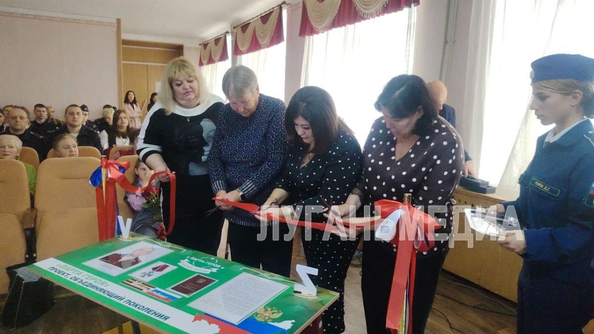 Сразу три Парты Героя установили сегодня в Стахановском УВК № 4 им. В. Д. Болотова Сразу три Парты Героя установили сегодня в Стахановском УВК № 4 им. В. Д. Болотова
