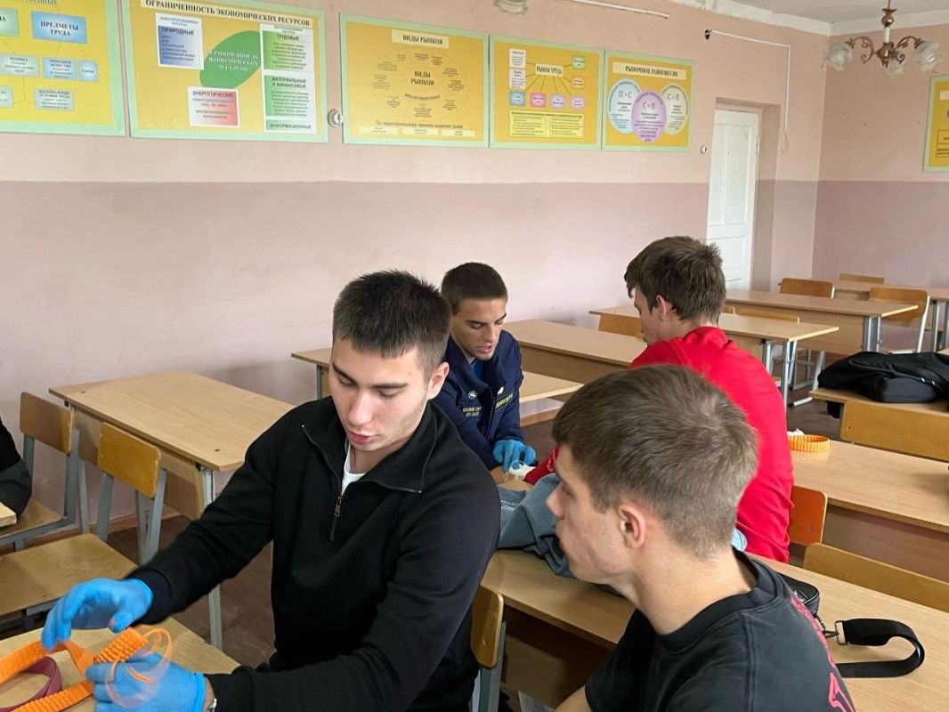 Сегодня для студентов второго курса направления «Техносферная безопасность» Краснодонского факультета инженерии и менеджмента (филиал) «ЛГУ им. В. Даля» в рамках дисциплины «Основы первой помощи» прошло практическое занятие... Сегодня для студентов второго курса направления «Техносферная безопасность» Краснодонского факультета инженерии и менеджмента (филиал) «ЛГУ им. В. Даля» в рамках дисциплины «Основы первой помощи» прошло практическое занятие...