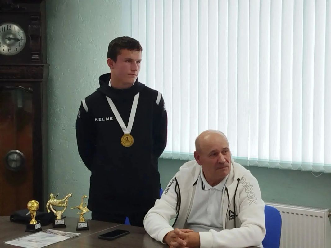 Встретился с тренерами и воспитанниками спортивных секций Брянки — по грекоримской борьбе, муайтай, гандболу и футболу Встретился с тренерами и воспитанниками спортивных секций Брянки — по грекоримской борьбе, муайтай, гандболу и футболу