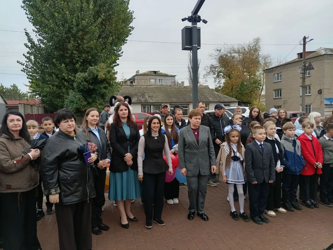 В Ровеньках открыли общественную территорию по улице Чехова Сегодня в городе Ровеньки состоялось торжественное открытие общественной территории по улице Чехова, реализованной в рамках федерального проекта «Формирование... В Ровеньках открыли общественную территорию по улице Чехова Сегодня в городе Ровеньки состоялось торжественное открытие общественной территории по улице Чехова, реализованной в рамках федерального проекта «Формирование...