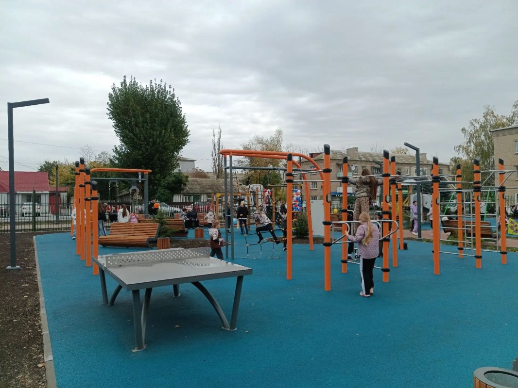 В Ровеньках открыли общественную территорию по улице Чехова Сегодня в городе Ровеньки состоялось торжественное открытие общественной территории по улице Чехова, реализованной в рамках федерального проекта «Формирование... В Ровеньках открыли общественную территорию по улице Чехова Сегодня в городе Ровеньки состоялось торжественное открытие общественной территории по улице Чехова, реализованной в рамках федерального проекта «Формирование...