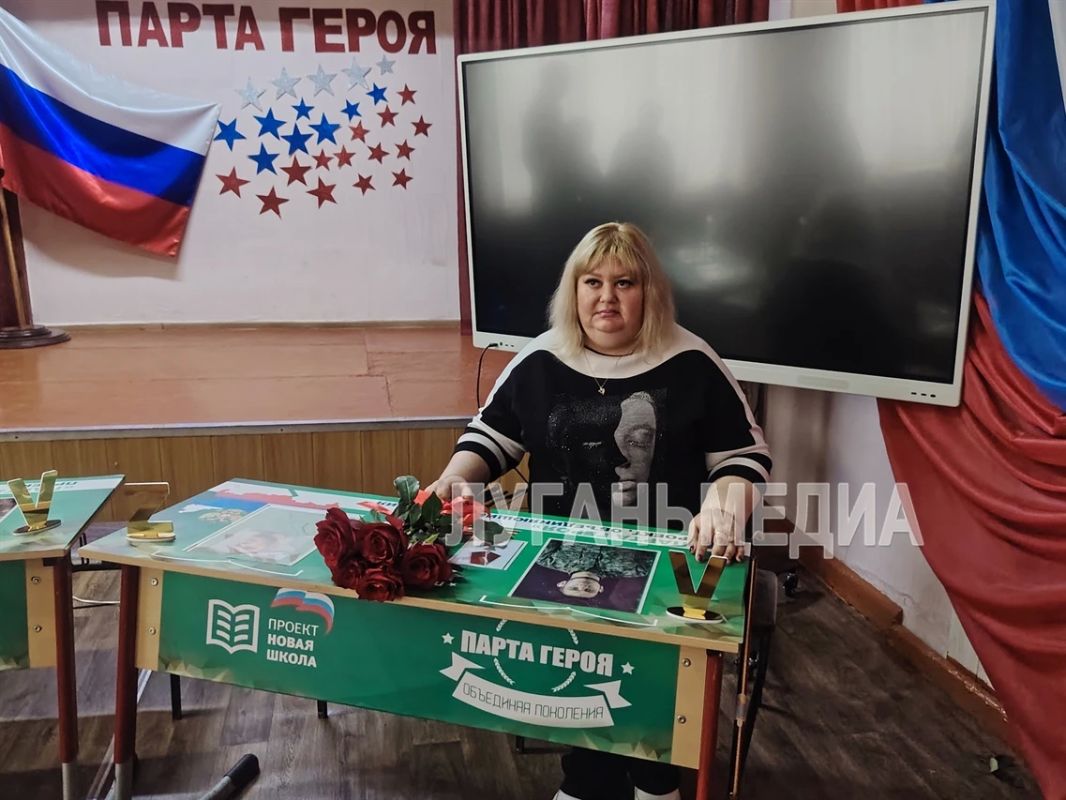 Сразу три Парты Героя установили сегодня в Стахановском УВК № 4 им. В. Д. Болотова Сразу три Парты Героя установили сегодня в Стахановском УВК № 4 им. В. Д. Болотова