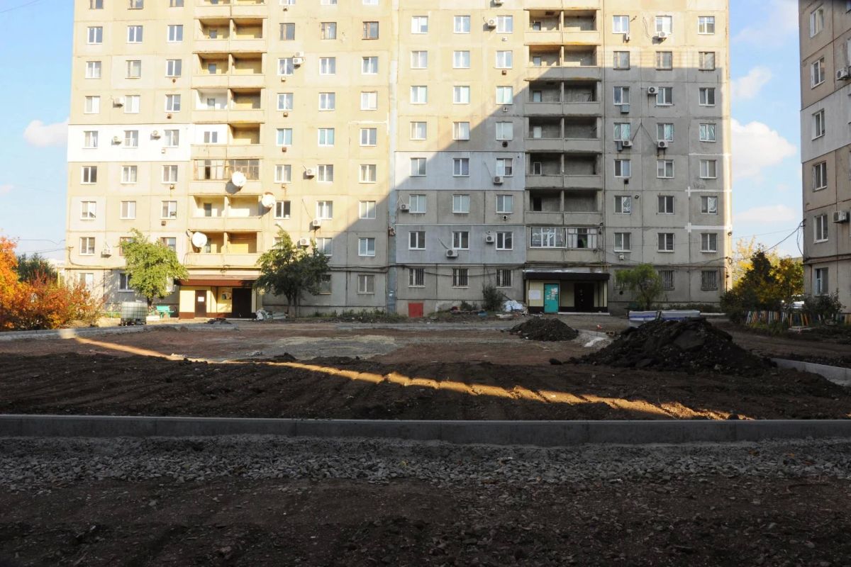 По Народной программе благоустраивают сразу две придомовые территории в Свердловске По Народной программе благоустраивают сразу две придомовые территории в Свердловске