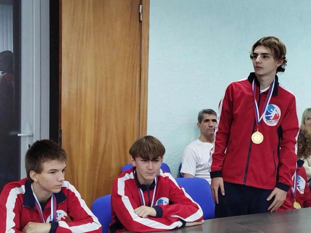 Встретился с тренерами и воспитанниками спортивных секций Брянки — по грекоримской борьбе, муайтай, гандболу и футболу Встретился с тренерами и воспитанниками спортивных секций Брянки — по грекоримской борьбе, муайтай, гандболу и футболу