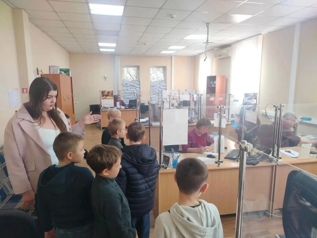 Учащиеся Луганской школы заглянули в гости на скорую помощь Учащиеся Луганской школы заглянули в гости на скорую помощь