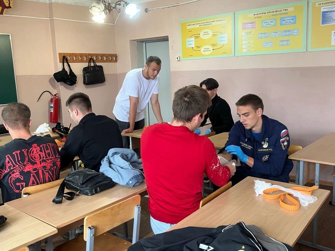 Сегодня для студентов второго курса направления «Техносферная безопасность» Краснодонского факультета инженерии и менеджмента (филиал) «ЛГУ им. В. Даля» в рамках дисциплины «Основы первой помощи» прошло практическое занятие... Сегодня для студентов второго курса направления «Техносферная безопасность» Краснодонского факультета инженерии и менеджмента (филиал) «ЛГУ им. В. Даля» в рамках дисциплины «Основы первой помощи» прошло практическое занятие...