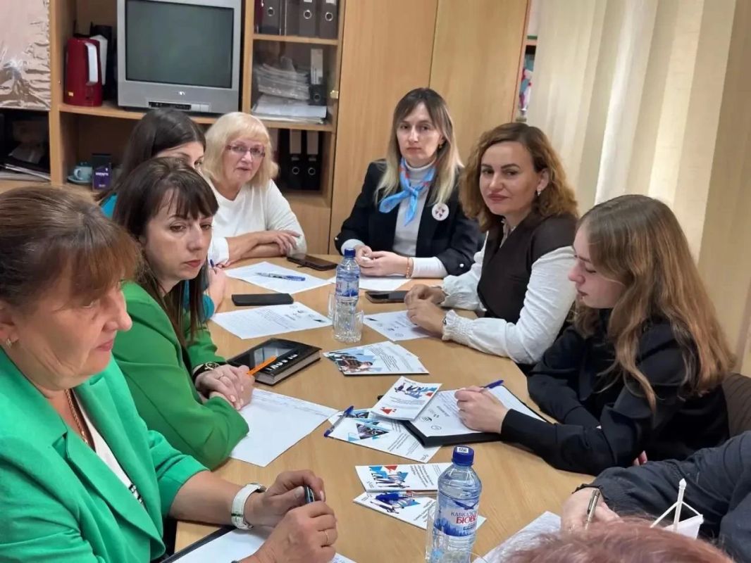 В Лутугинском районе прошёл круглый стол «Карьера без границ: диалог о будущем» В Лутугинском районе прошёл круглый стол «Карьера без границ: диалог о будущем»