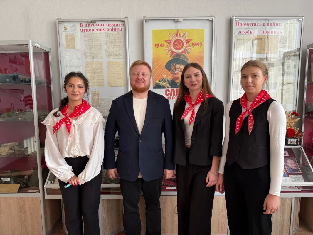 Заместитель председателя Правительства ЛНР Иван Кусов проинспектировал ход образовательного процесса в Ровеньковской школе №5