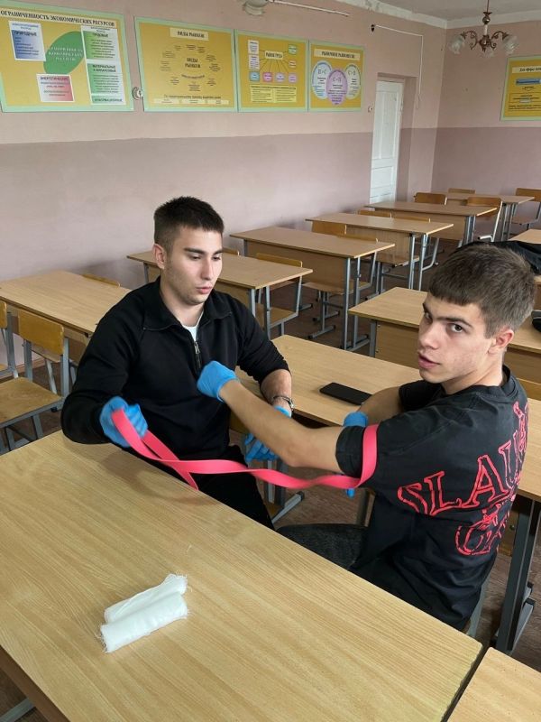 Сегодня для студентов второго курса направления «Техносферная безопасность» Краснодонского факультета инженерии и менеджмента (филиал) «ЛГУ им. В. Даля» в рамках дисциплины «Основы первой помощи» прошло практическое занятие... Сегодня для студентов второго курса направления «Техносферная безопасность» Краснодонского факультета инженерии и менеджмента (филиал) «ЛГУ им. В. Даля» в рамках дисциплины «Основы первой помощи» прошло практическое занятие...
