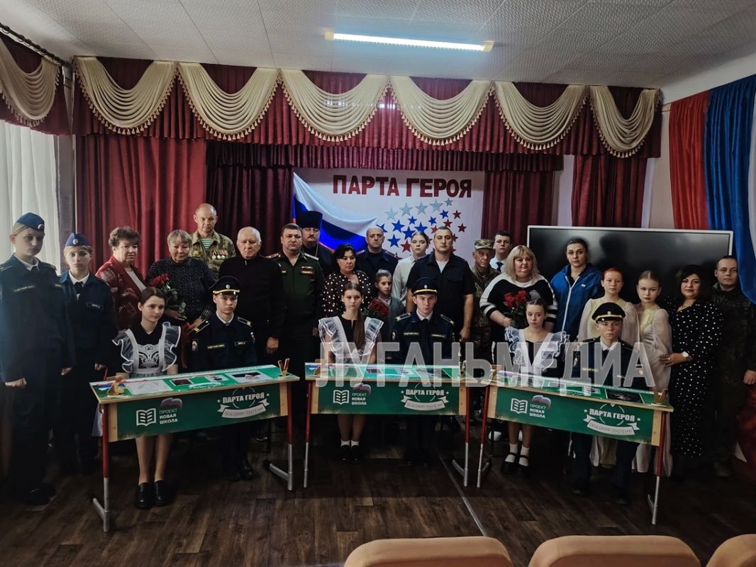 Сразу три Парты Героя установили сегодня в Стахановском УВК № 4 им. В. Д. Болотова Сразу три Парты Героя установили сегодня в Стахановском УВК № 4 им. В. Д. Болотова