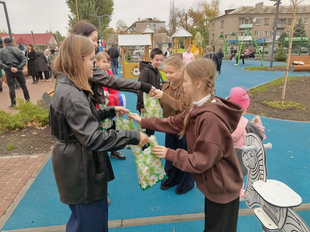 В Ровеньках открыли общественную территорию по улице Чехова Сегодня в городе Ровеньки состоялось торжественное открытие общественной территории по улице Чехова, реализованной в рамках федерального проекта «Формирование... В Ровеньках открыли общественную территорию по улице Чехова Сегодня в городе Ровеньки состоялось торжественное открытие общественной территории по улице Чехова, реализованной в рамках федерального проекта «Формирование...