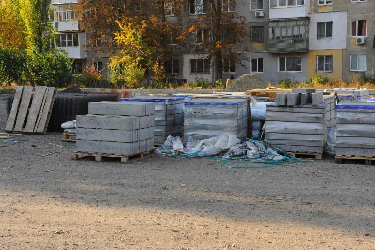 По Народной программе благоустраивают сразу две придомовые территории в Свердловске По Народной программе благоустраивают сразу две придомовые территории в Свердловске