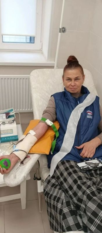 Сегодня 15.10.2026.по инициативе депутата Совета Краснодонского муниципального округа Юрия Алисова была организована акция по сдаче донорской крови в Краснодонской станции переливания крови активистами партии "Единая Россия" Сегодня 15.10.2026.по инициативе депутата Совета Краснодонского муниципального округа Юрия Алисова была организована акция по сдаче донорской крови в Краснодонской станции переливания крови активистами партии "Единая Россия"