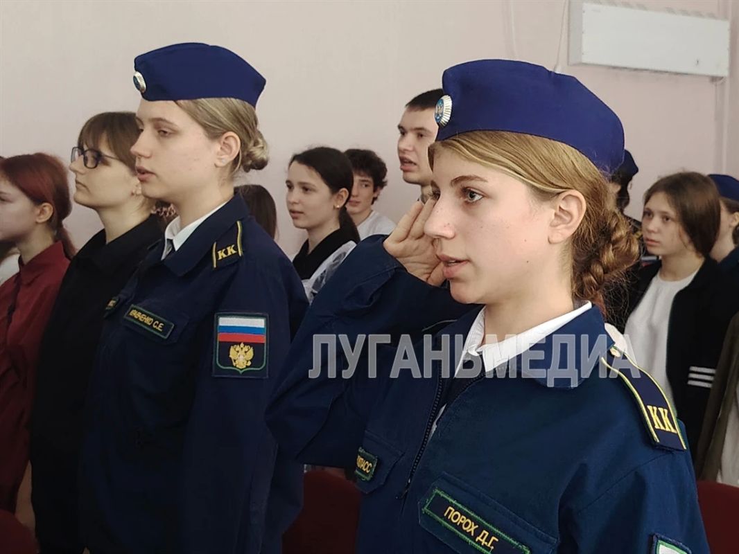 Сразу три Парты Героя установили сегодня в Стахановском УВК № 4 им. В. Д. Болотова Сразу три Парты Героя установили сегодня в Стахановском УВК № 4 им. В. Д. Болотова