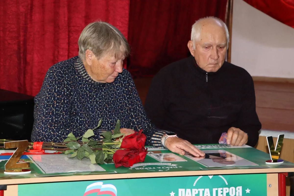 Сегодня в УВК № 4 им. В. Болотова открыли три парты Героя Сегодня в УВК № 4 им. В. Болотова открыли три парты Героя