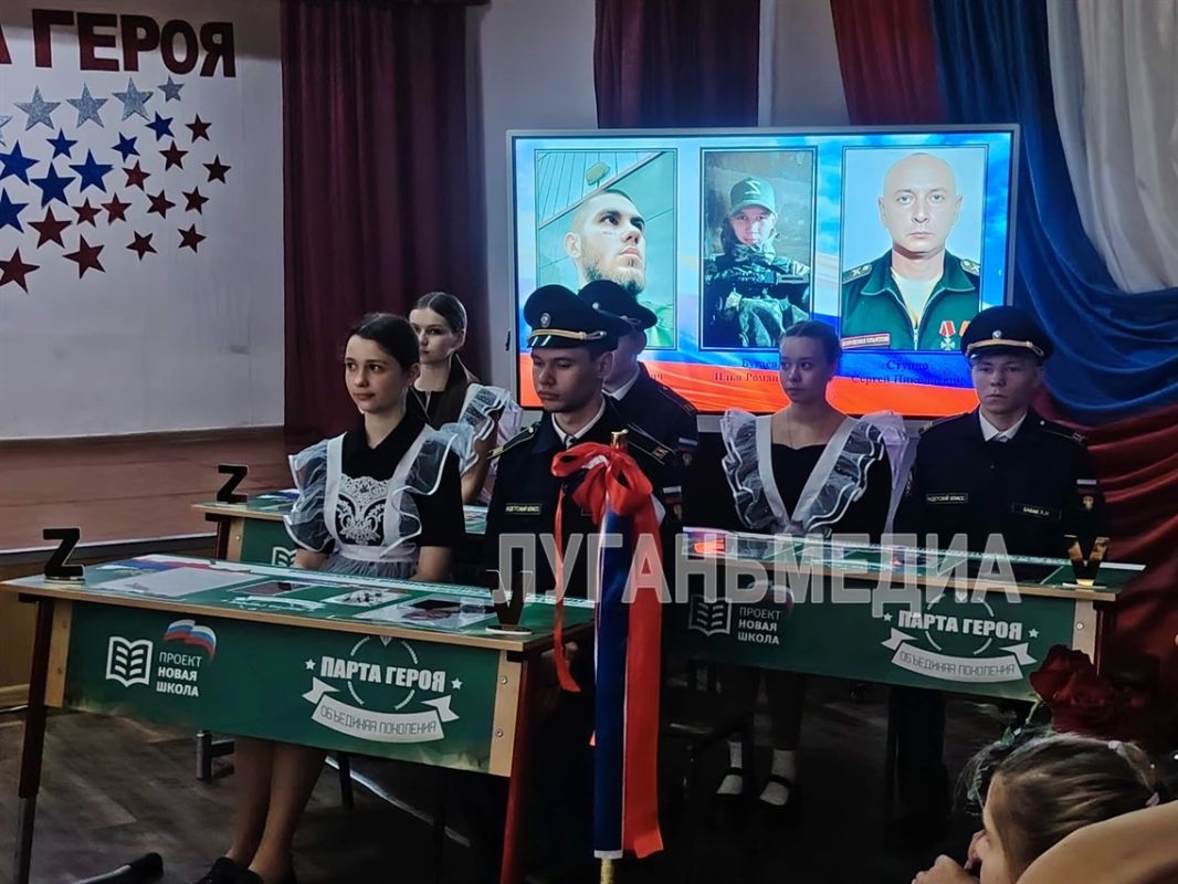 Сразу три Парты Героя установили сегодня в Стахановском УВК № 4 им. В. Д. Болотова Сразу три Парты Героя установили сегодня в Стахановском УВК № 4 им. В. Д. Болотова