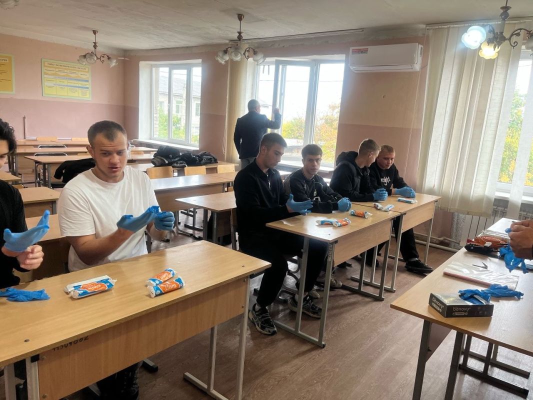 Сегодня для студентов второго курса направления «Техносферная безопасность» Краснодонского факультета инженерии и менеджмента (филиал) «ЛГУ им. В. Даля» в рамках дисциплины «Основы первой помощи» прошло практическое занятие... Сегодня для студентов второго курса направления «Техносферная безопасность» Краснодонского факультета инженерии и менеджмента (филиал) «ЛГУ им. В. Даля» в рамках дисциплины «Основы первой помощи» прошло практическое занятие...