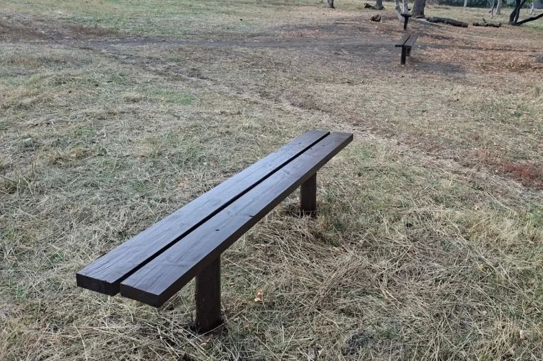 В Червонопартизанске обновили лавочки в парке на улице Первомайская — Краснопартизанская