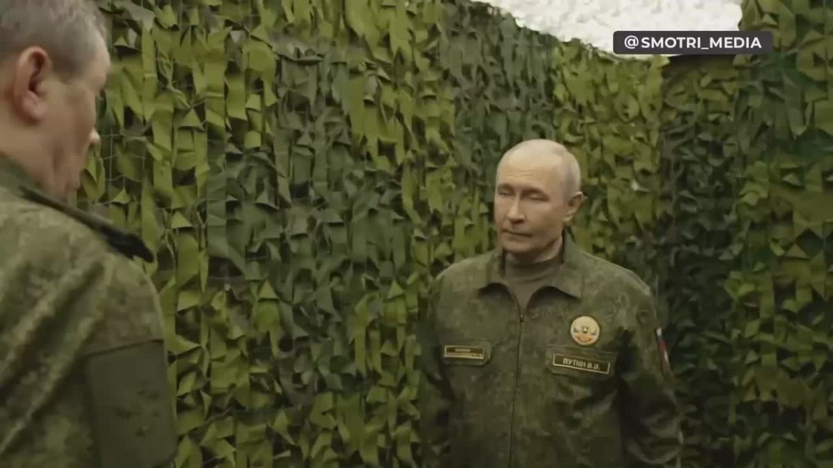 Владимир Путин посетил вспомогательный пункт управления объединенной группировки войск