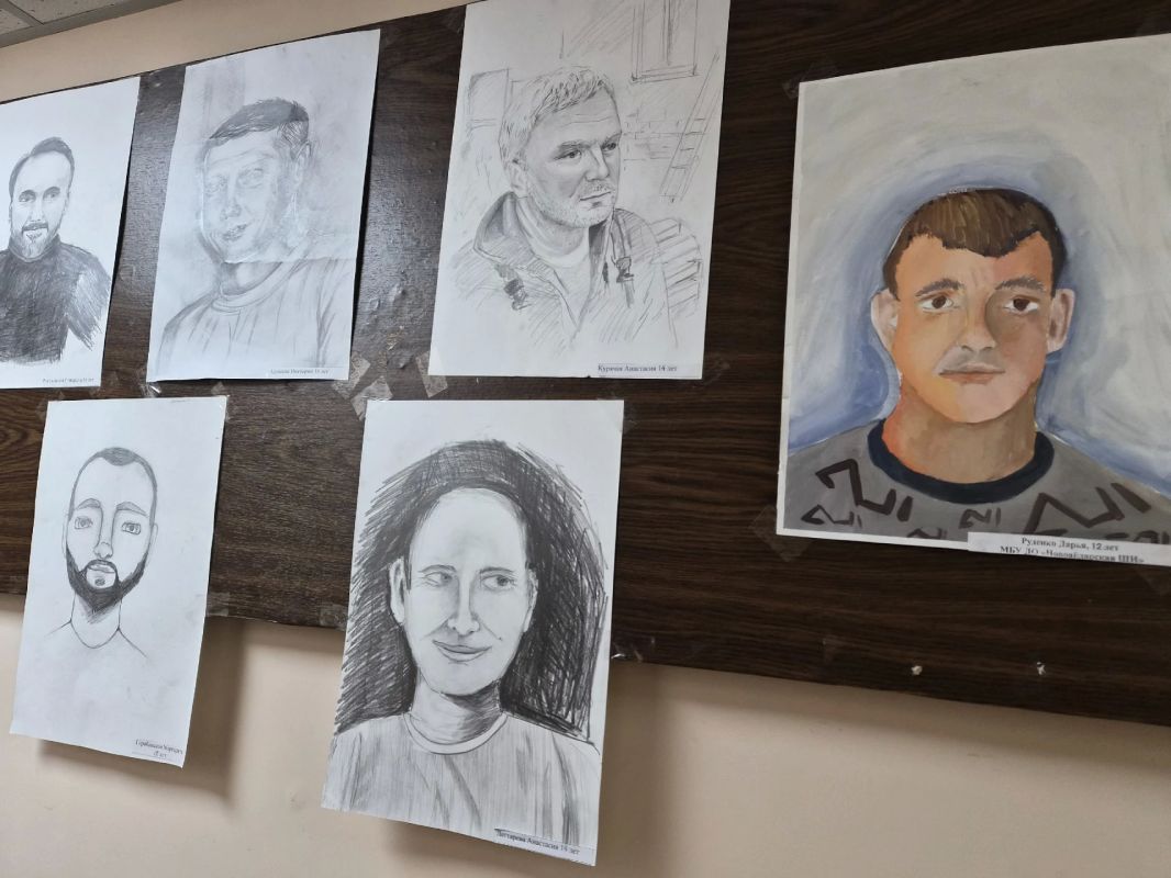 В Новоайдарской школе искусств прошла выставка творческих работ ко Дню отца В Новоайдарской школе искусств прошла выставка творческих работ ко Дню отца