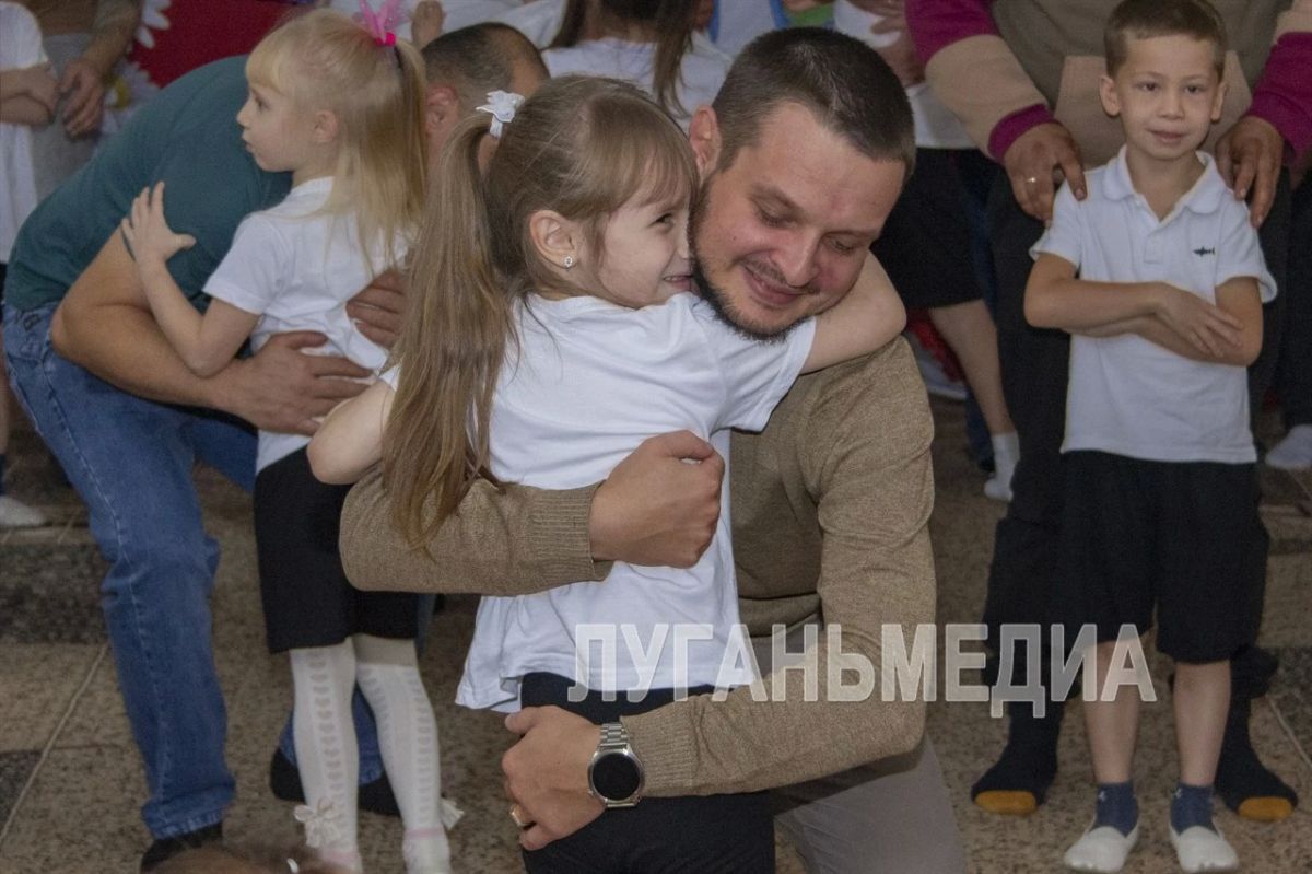 В Луганске прошли спортивные эстафеты, посвященные празднованию Дня отца В Луганске прошли спортивные эстафеты, посвященные празднованию Дня отца