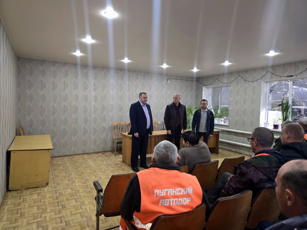 Сергей Крамаренко вручил Благодарности лучшим дорожникам Славяносербского округа Сергей Крамаренко вручил Благодарности лучшим дорожникам Славяносербского округа
