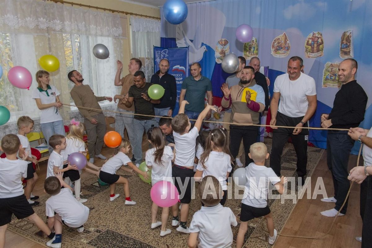 В Луганске прошли спортивные эстафеты, посвященные празднованию Дня отца В Луганске прошли спортивные эстафеты, посвященные празднованию Дня отца