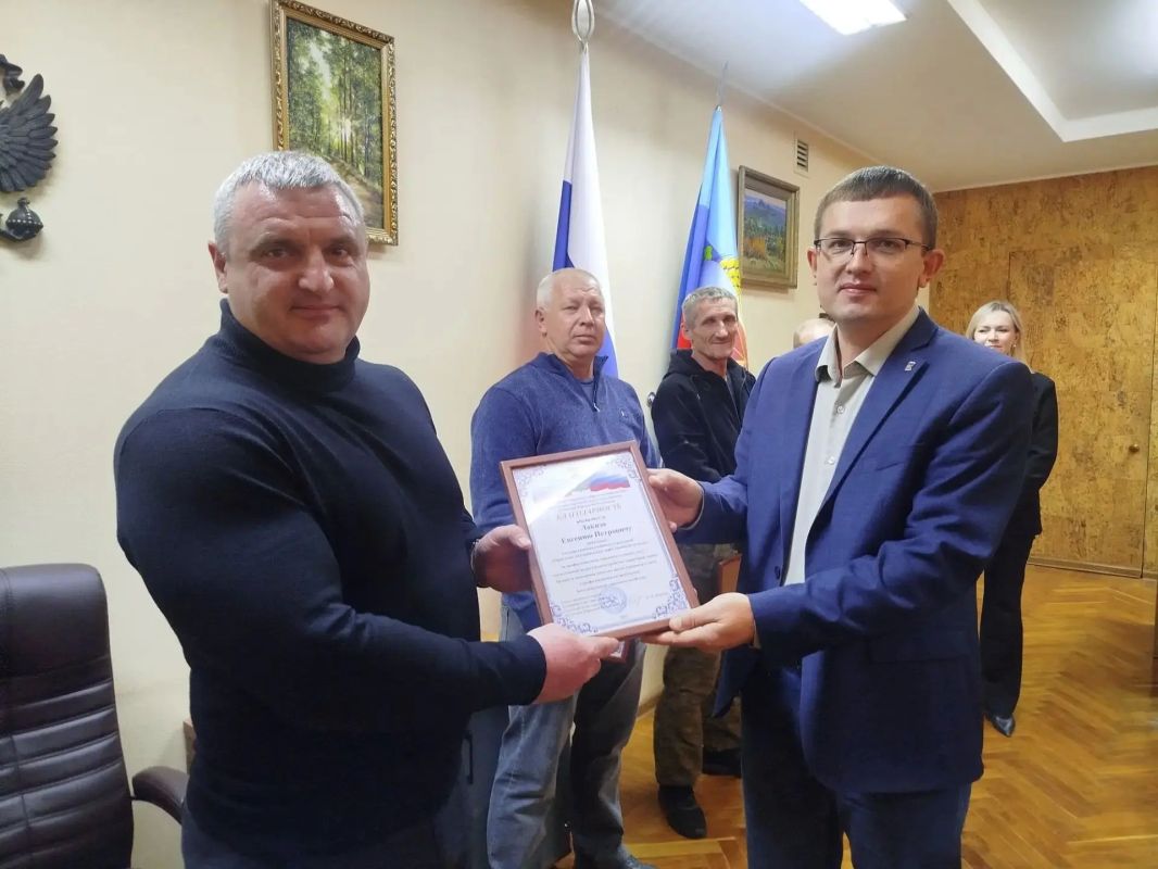 Накануне Дня работника дорожного хозяйства чествовал тех,чей труд зачастую остаётся незамеченным, но играет важнейшую роль в обеспечении безопасности на дорогах Накануне Дня работника дорожного хозяйства чествовал тех,чей труд зачастую остаётся незамеченным, но играет важнейшую роль в обеспечении безопасности на дорогах