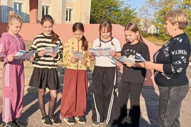 Сотрудники Бирюковского ДК провели антинаркотическую акцию «Шаг в бездну»