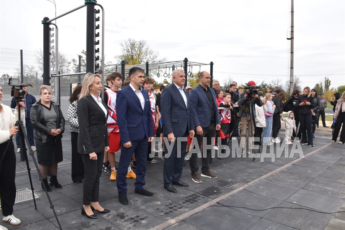 В Краснодоне открыли новую многофункциональную спортивную площадку В Краснодоне открыли новую многофункциональную спортивную площадку