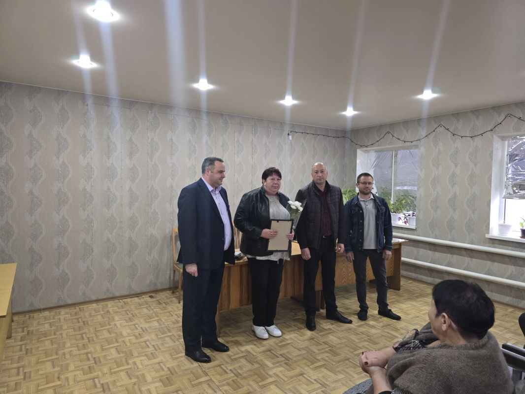 Сергей Крамаренко вручил Благодарности лучшим дорожникам Славяносербского округа Сергей Крамаренко вручил Благодарности лучшим дорожникам Славяносербского округа