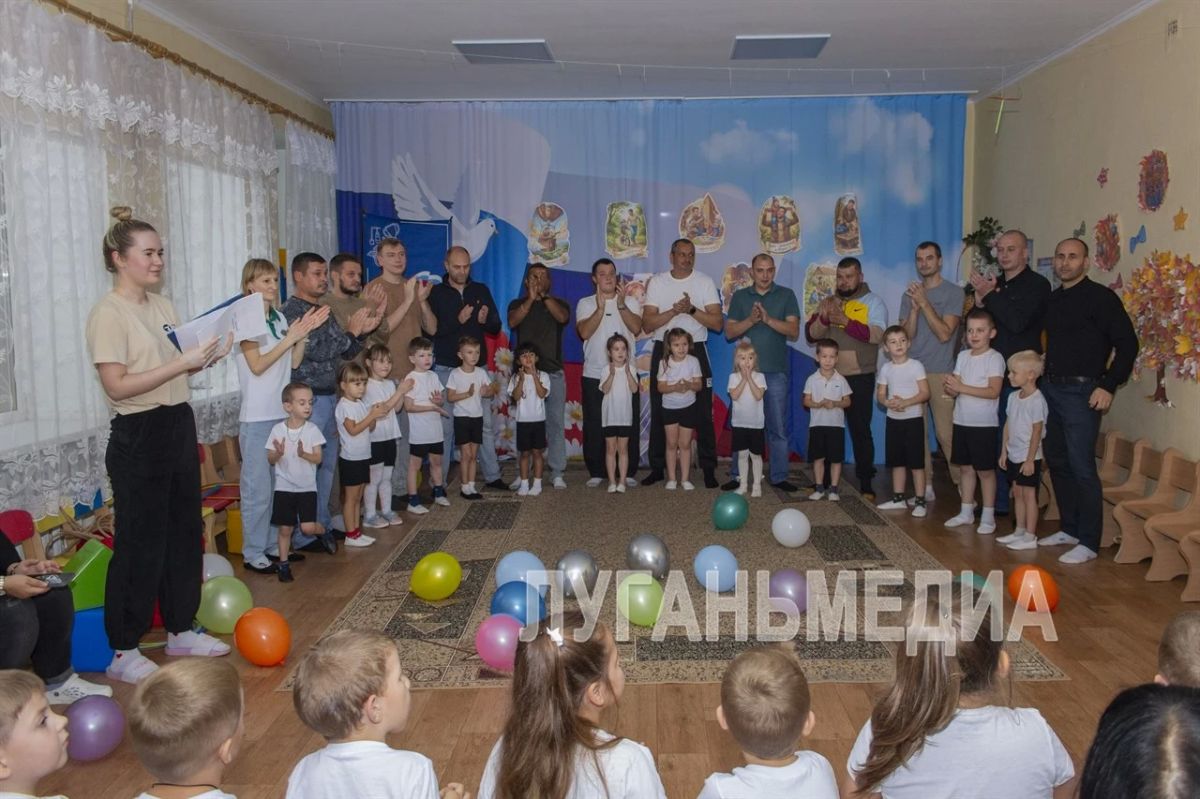 В Луганске прошли спортивные эстафеты, посвященные празднованию Дня отца В Луганске прошли спортивные эстафеты, посвященные празднованию Дня отца