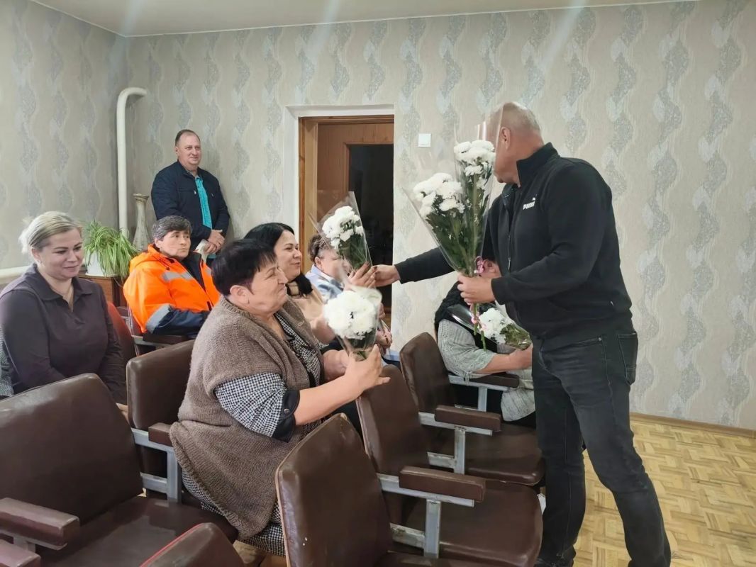 Руководство Совета округа поздравило коллектив дорожной службы с профессиональным праздником Руководство Совета округа поздравило коллектив дорожной службы с профессиональным праздником