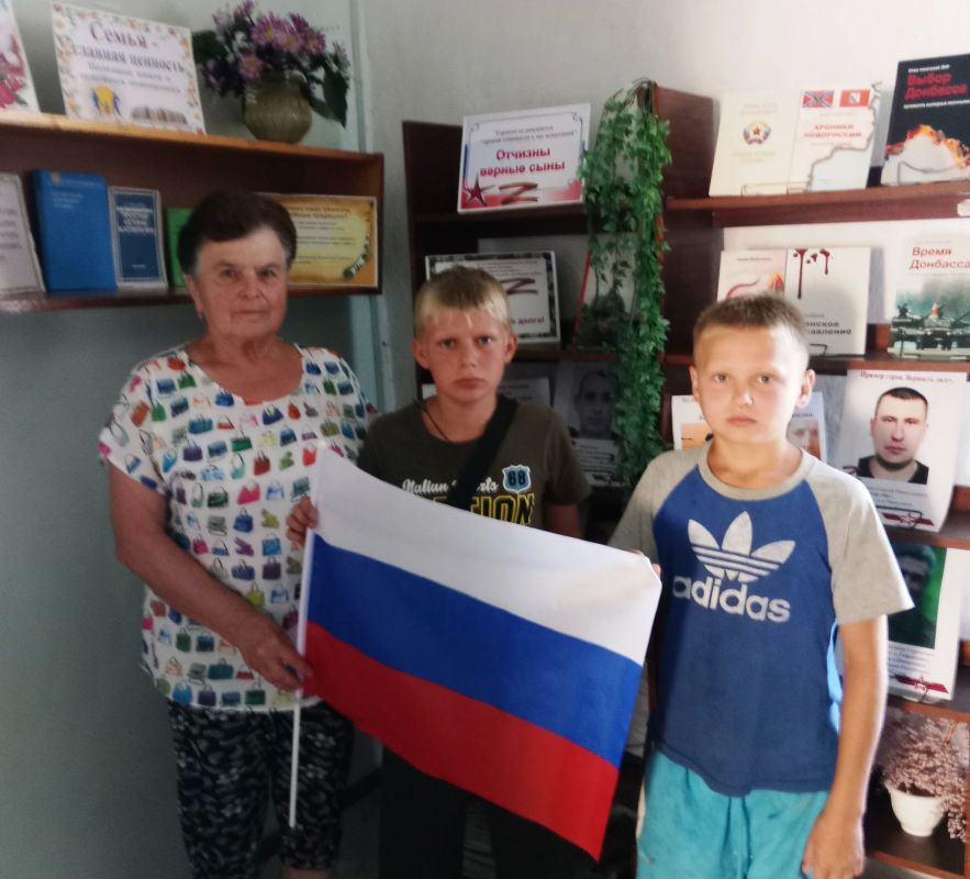 Делом едины. Надежда Мезенцева: душа села Рафайловка Есть люди, которые не просто живут на своей земле - они становятся её памятью, её теплом, её сердцем Делом едины. Надежда Мезенцева: душа села Рафайловка Есть люди, которые не просто живут на своей земле - они становятся её памятью, её теплом, её сердцем