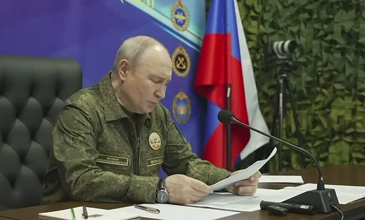 Путин в военной форме посетил один из командных пунктов в зоне СВО