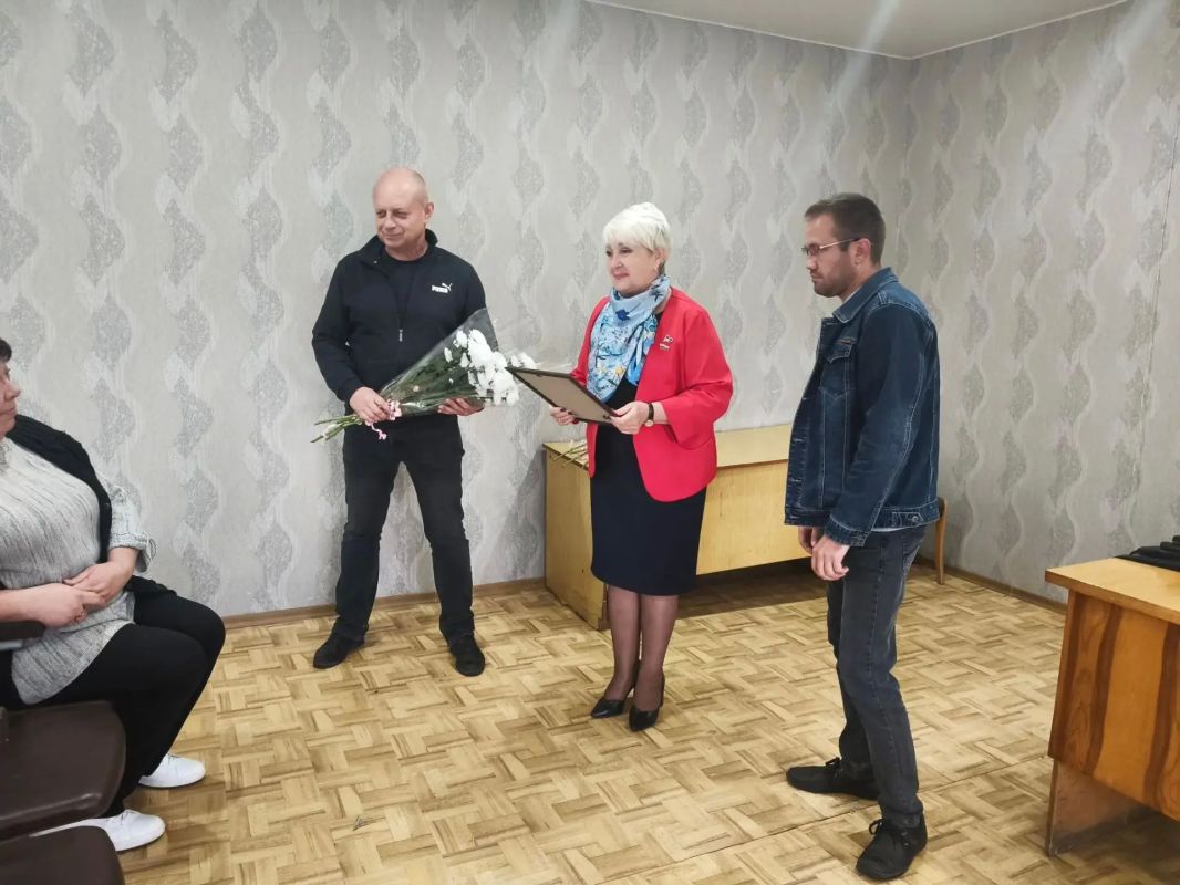 Руководство Совета округа поздравило коллектив дорожной службы с профессиональным праздником Руководство Совета округа поздравило коллектив дорожной службы с профессиональным праздником
