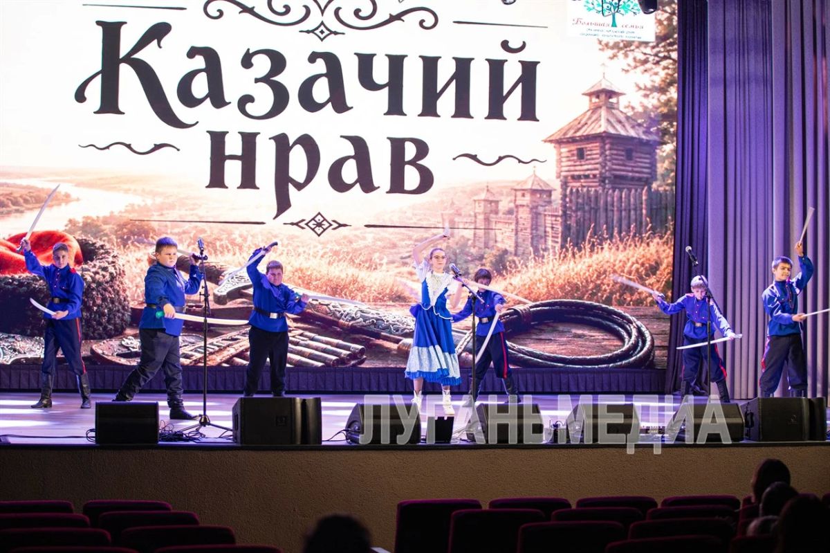 Воспитанники проекта «Казачий нрав» выступили на сцене Станично-Луганского ДК с отчетным концертом Воспитанники проекта «Казачий нрав» выступили на сцене Станично-Луганского ДК с отчетным концертом